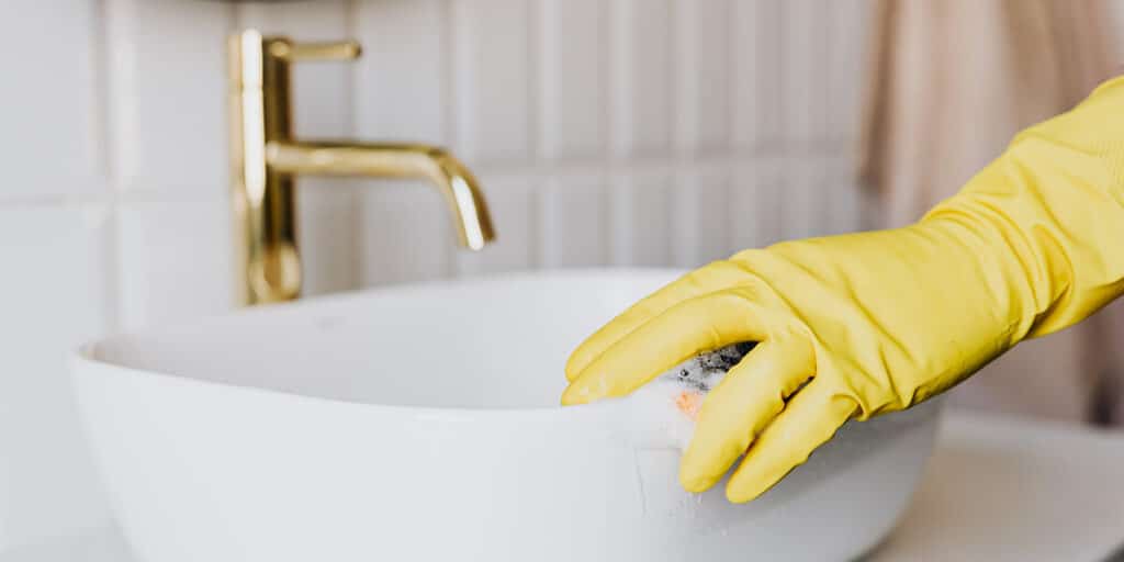 Come tenere lontani virus e batteri: differenza tra sanificazione e igienizzazione